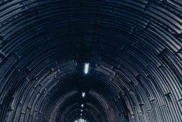 暗いトンネル