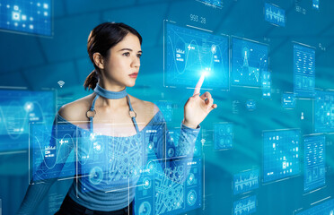 データを見る女性　DX　デジタルトランスフォーメーション