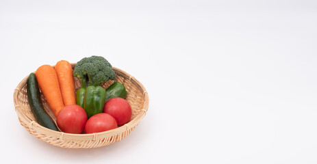 緑黄色野菜の籠と右側のコピースペース
