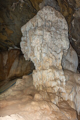 Vista interna de uma caverna