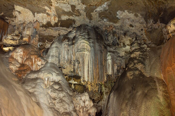 Vista interna de uma caverna