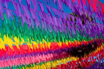 decoração junina de rua com bandeirinhas coloridas e pé de carnaúba