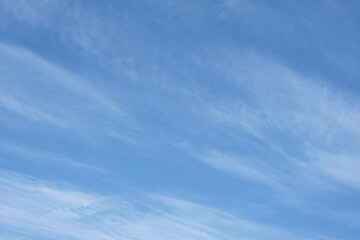 柔らかな雲が流れる空、背景
