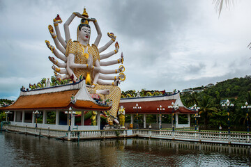 Gran buda con muchas manos, de templo Wat Plai Laem, en isla Koh Samui, Tailandia. 