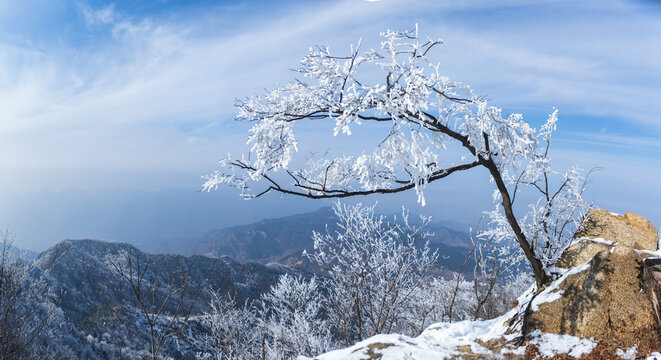 Mengshan early winter ice and snow world smog and remote mountains