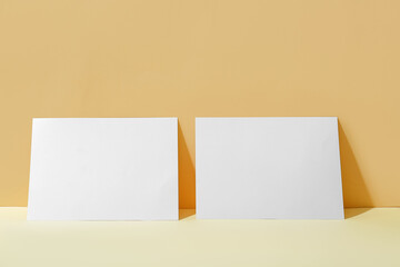 Naklejka premium Empty sheets of paper on color background