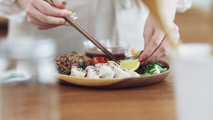 料理をお皿に盛り付ける女性