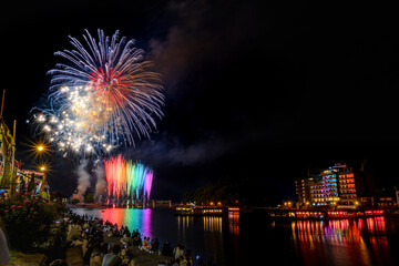 大輪を咲かせる打上花火