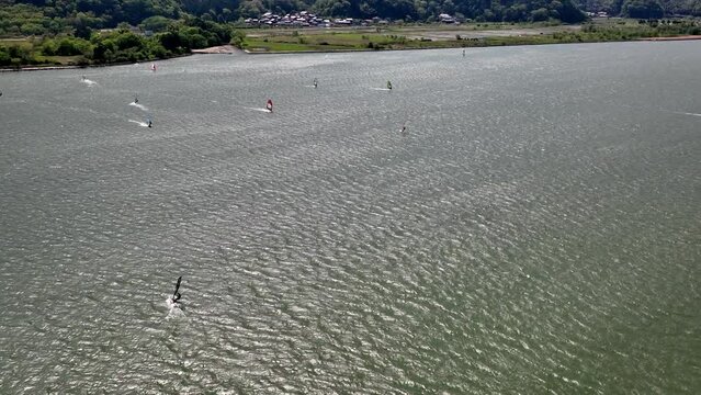 由良川でウインドサーフィンを楽しむ人をドローンで空撮