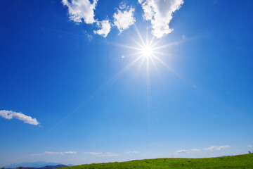 Obraz na płótnie Canvas 青空と太陽と雲と美ヶ原高原