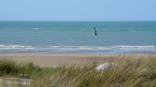 Plage du Nord et bou&eacute;es sur le littoral de Dunkerque