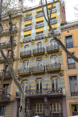 Fototapeta na wymiar historische Häuser an der La Rambla in Barcelona