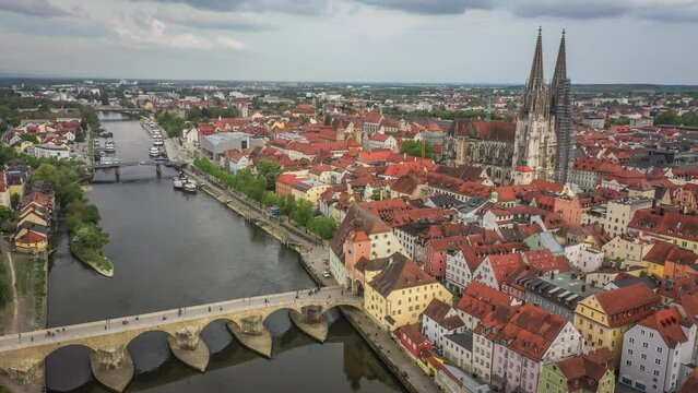 Filmmaterial der Stadt Regensburg in Bayern mit dem Fluss Donau dem Dom und der steinernen Br&uuml;cke im Sommer, Deutschland