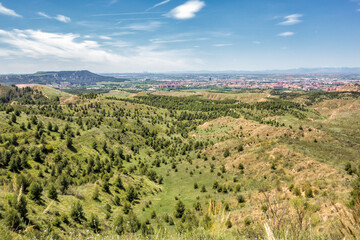 Fototapeta na wymiar Park of the hills with the city of Alcalá de Henares in the background.
