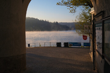 Blick durch das Stadttor in Saalburg auf den Stausee, Morgenlicht, Wasser mit Nebel,...