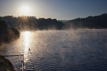 Sonnenaufgang am Stausee in Saalburg, Morgenlicht, Wasser mit Nebel, Bleilochtalsperre,...