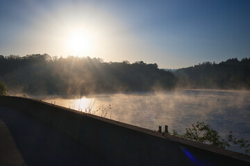 Nebel über dem Wasser, Sonnenaufgang am Stausee in Saalburg, Morgenlicht, Wasser mit Nebel, Bleilochtalsperre, Saalestausee, Thüringen, Deutschland