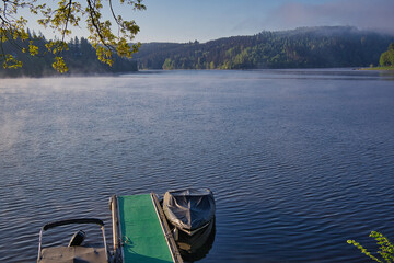 Anlegestelle im Morgenlicht am See, Sonnenaufgang am Stausee in Saalburg, Morgenlicht, Wasser mit...