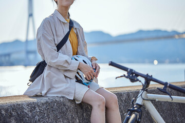 Obraz premium しまなみ海道にてサイクリングを楽しむ地本人女性