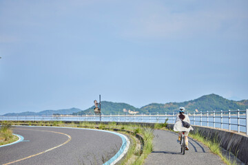 しまなみ海道にてサイクリングを楽しむ地本人女性