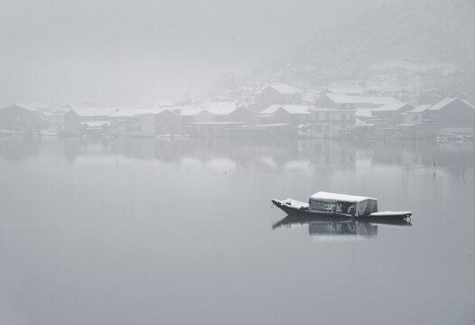 Dongqian lake rhythm of snow like an ink painting