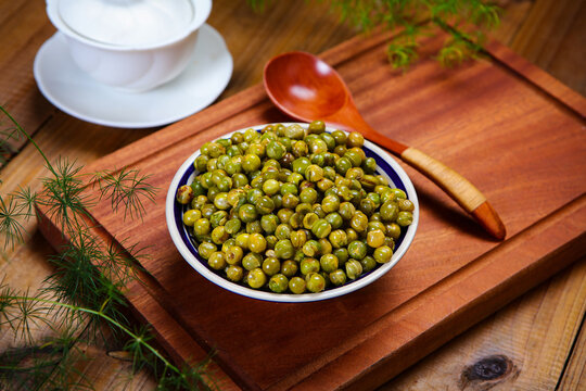 A small amount of Fried peas
