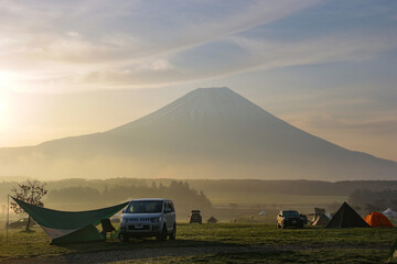 Fototapeta na wymiar 早春の富士山麓キャンプ　