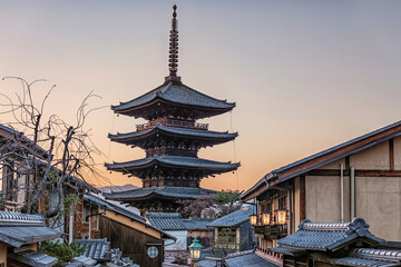 Obraz premium Yasaka Pagoda in the evening, Kyoto, Japan