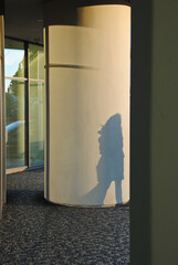 architecture gens ombre soleil femme colonne 