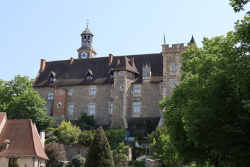 Fototapeta na wymiar Le château des duc de Bourbon, vue de l'extérieur, ville de Montluçon, département de l'Allier, France