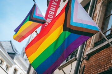 Progress Pride Flagge,  Regenbogen Flagge erweitert mit der Trans Pride Flagge  - obrazy, fototapety, plakaty