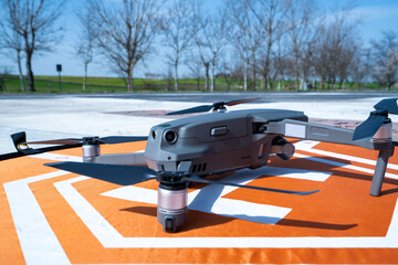 Dron ligero sobre plataforma de aterrizaje