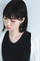 黒いワンピースを着たクールな女性