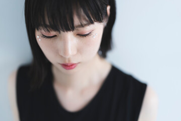 黒いワンピースを着たクールな女性