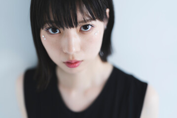 黒いワンピースを着たクールな女性