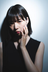 黒いワンピースを着たクールな女性