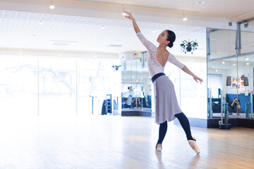レッスンスタジオで踊るバレリーナの女性