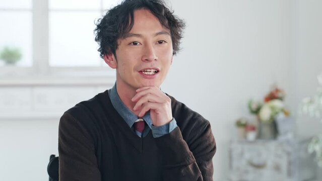 会話する男性　インタビュー　ビデオ会議
