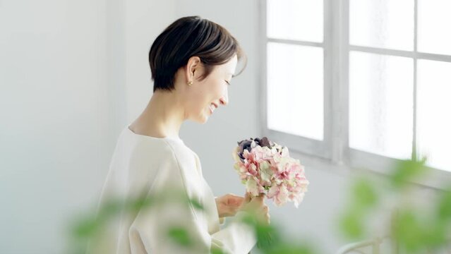 花束を持った女性　美容イメージ