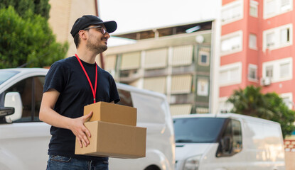 Repartidor en la ciudad con una expresión feliz, entregando un paquete, con la furgoneta de...