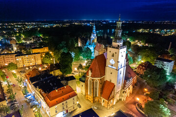 Rynek miasta, zabytkowy noca z lotu ptaka wraz z ratuszem i kamienicami oraz bazyliką mniejszą i zamkniem Oleśnica