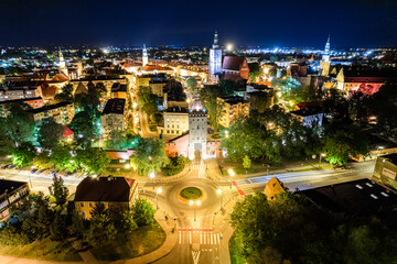 Rynek miasta, zabytkowy noca z lotu ptaka wraz z ratuszem i kamienicami, bramą i murami obronnymi  miasta Oleśnica Wrocław
