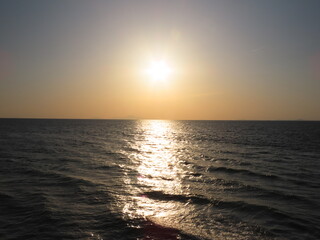 淡路島西海岸から眺める瀬戸内海に沈む太陽