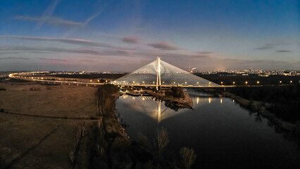 Most Rędziński na obwodnicy A8, S8 nocą z lotu ptaka drona z miastem w tle - obrazy, fototapety, plakaty