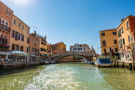 Ancient Bridge in Venice called Ponte delle Guglie (Bridge of the Spires - 1580) over the Cannaregio canal of the Venetian lagoon. UNESCO world heritage site, Veneto, Italy, Europe.