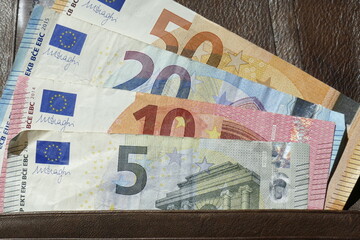 Veschiedene Euroscheine Euro-Banknoten in einer Geldbörse