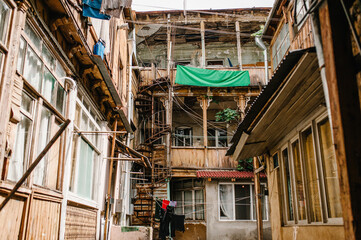 Fototapeta na wymiar Dilapidated houses, the building is abandoned, destroyed, in the old town of Tbilisi, Georgia. Caucasus. Broken architecture.
