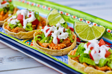 伝統的なメキシコ料理のソペス　ライムを添えて　コピースペースあり　Traditional Mexican food sopes served with lime, copy space available