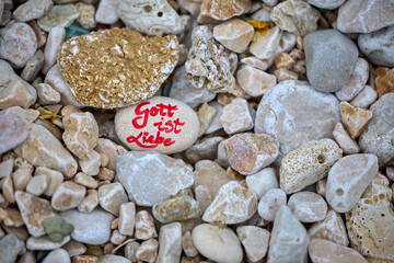 Gott ist Liebe - Stein mit einer Botschaft