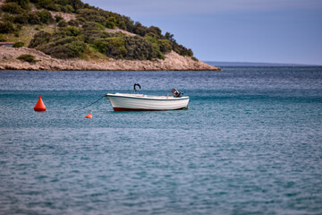 Fototapeta na wymiar Ein Boot steht in einer Bucht an der Adria